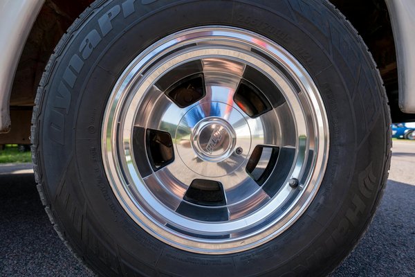 Quels sont les avantages des systèmes d'éclairage adaptatif pour les trajets nocturnes?